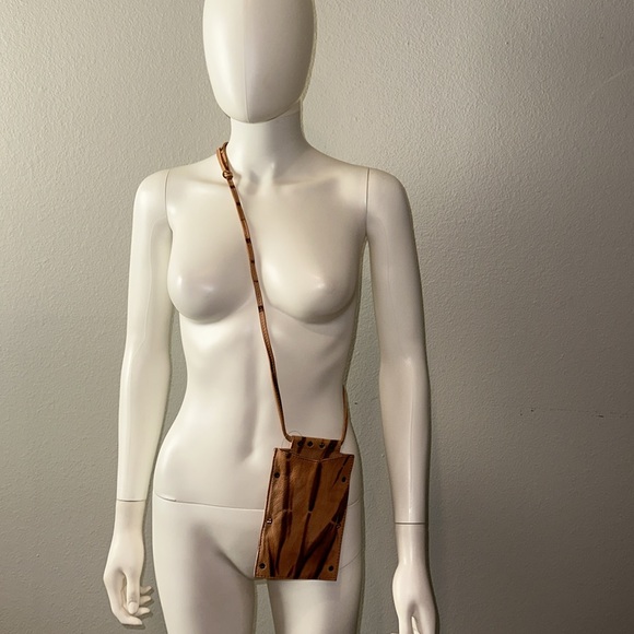 Free People *Downtown* tan brown tie dye leather lanyard crossbody bag purse sac - Picture 6 of 6